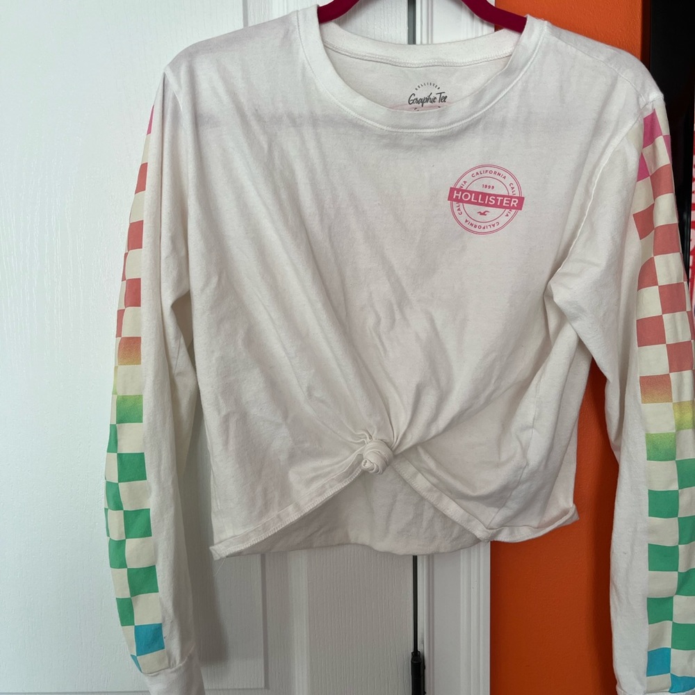 Hollister cropped graphic tee w/ checkered sleeves (size M)
